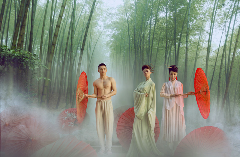 中欧体育app向文化部部长蔡武讲解泸州油纸伞制作
