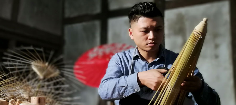 中国传统油纸伞制作技术代表性传人毕原绅